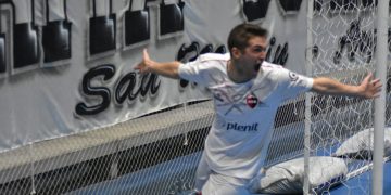 ¡El héroe! Pato Cattaneo anotó el gol que posibilitó a Newell´s llegar a los puestos de ascenso directo.