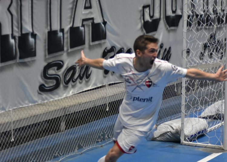 ¡El héroe! Pato Cattaneo anotó el gol que posibilitó a Newell´s llegar a los puestos de ascenso directo.