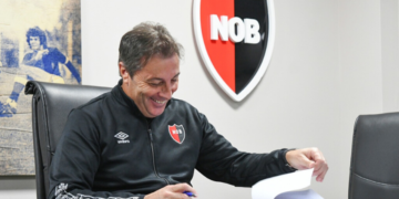 Momento de la firma de Frank Darío Kudelka. Foto: Newell's oficial.