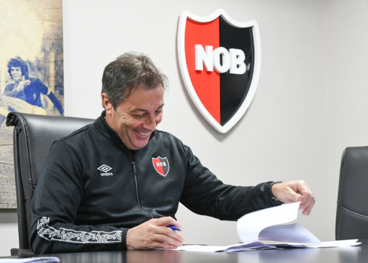 Momento de la firma de Frank Darío Kudelka. Foto: Newell's oficial.