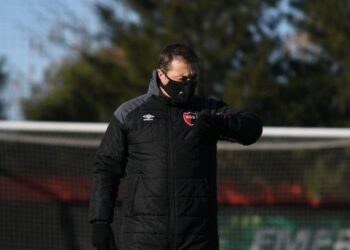 El entrenador delinea su plan de trabajo. (@canoboficial)