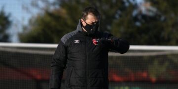 El entrenador delinea su plan de trabajo. (@canoboficial)