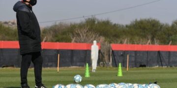 El entrenador planifica su nuevo equipo. Foto: @canoboficial