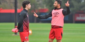 Nacho Scocco comparte enseñanzas y conceptos con el juvenil Luciano Cingolani. (@CANOBoficial)
