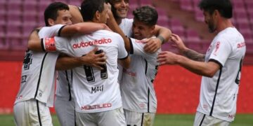 La nueva disposición táctica, ayuda al equipo y trajo alegrías. Foto. CANOB Oficial.