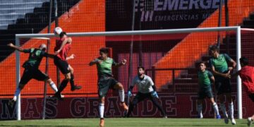 Manuel Capasso ganó en las alturas y anotó su primer tanto en Newell's. Créditos: CANOB Oficial.