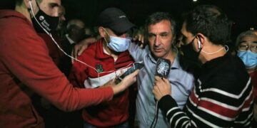 El flamante presidente rodeado por la prensa. En ese momento, Planeta Newell's estaba realizando su vivo en Instagram.