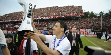 Maxi levantando el trofeo del Torneo Final 2013 y cumpliendo su sueño.