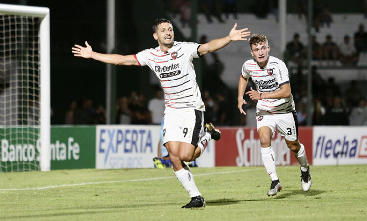 Juan Manuel García festeja el primer gol leproso ante Sarmiento de Junín